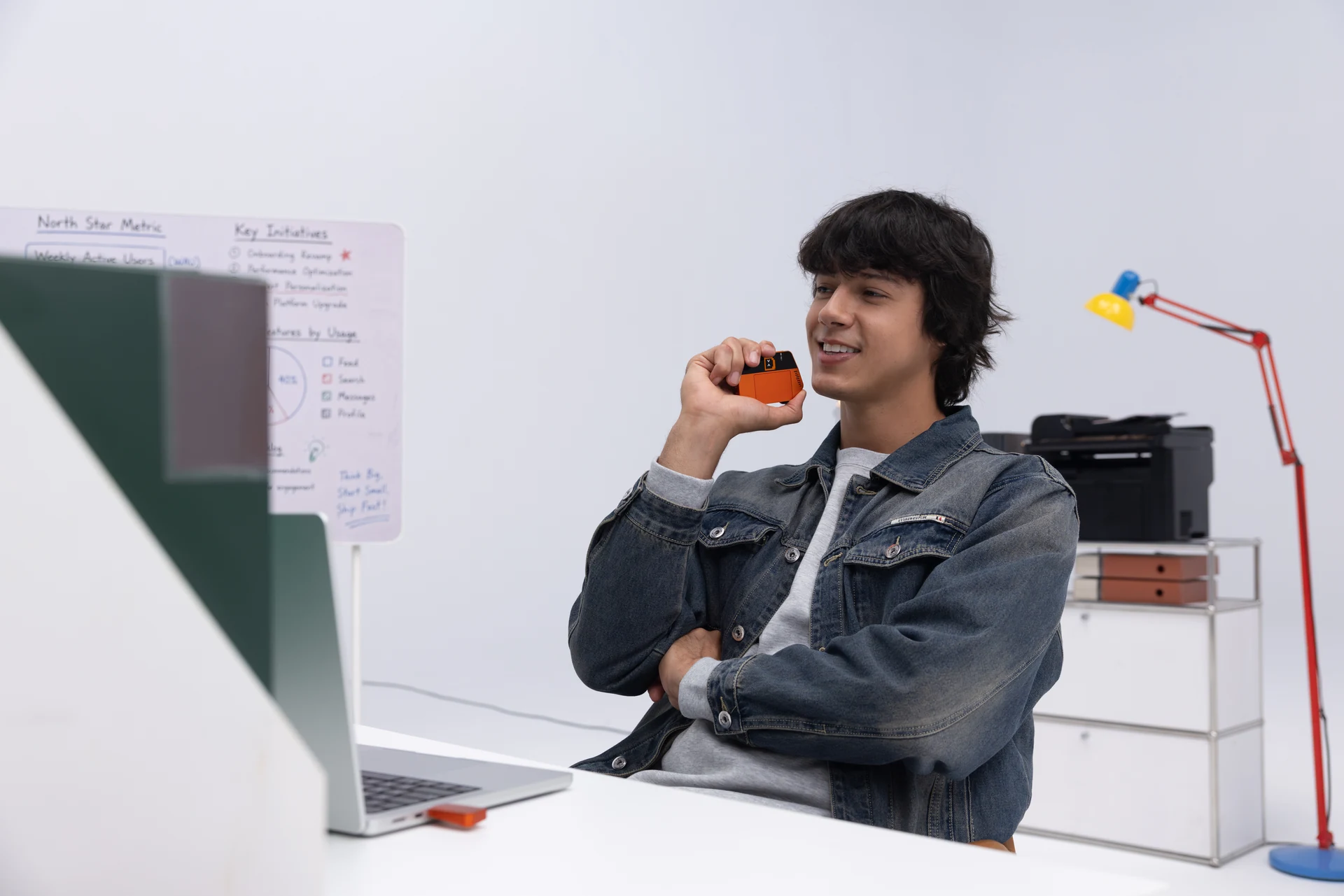 在电脑前近口使用 WhisPrompt / Using WhisPrompt near the mouth at a desk
