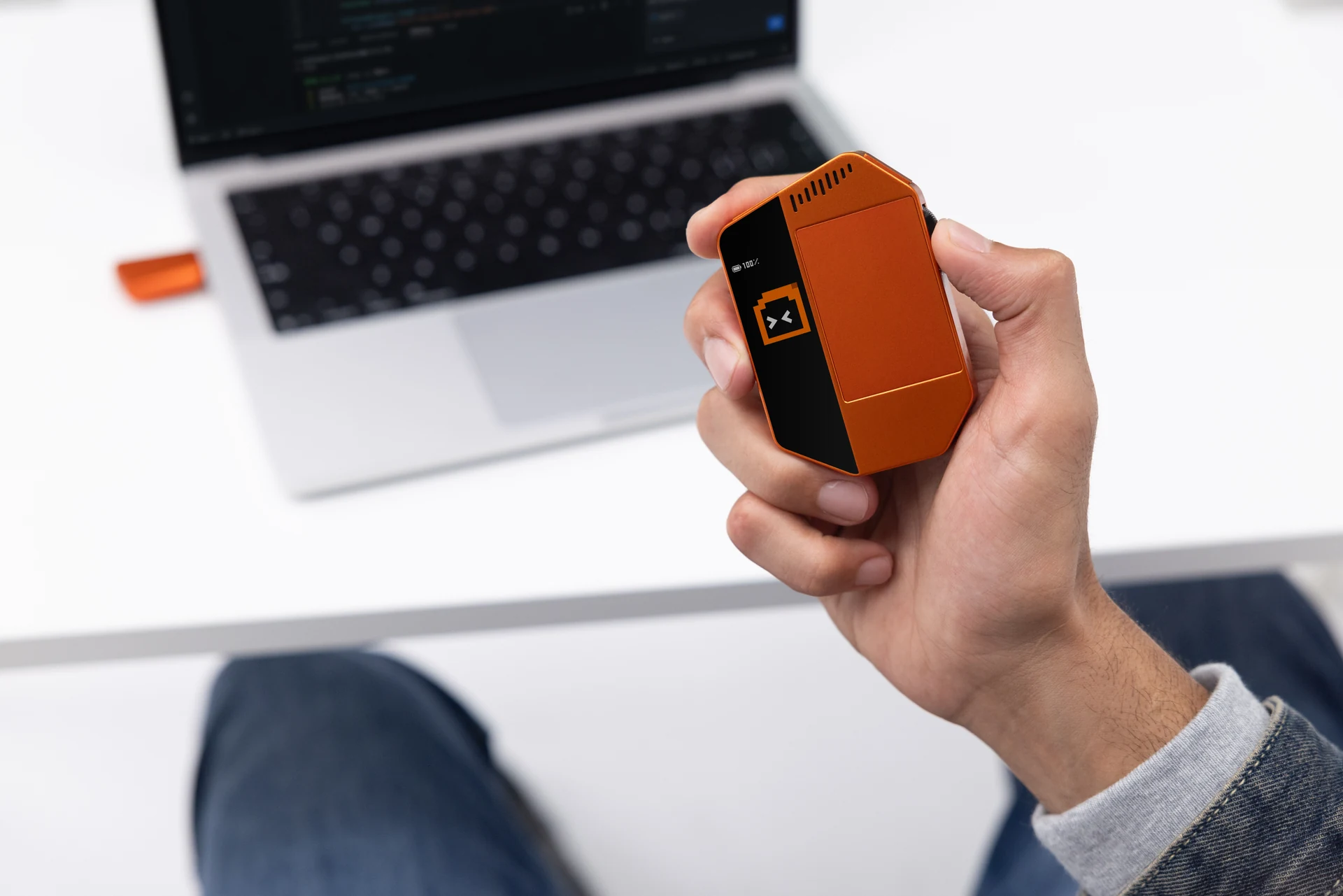 WhisPrompt 主机、Dongle 与笔记本电脑的连接场景 / WhisPrompt device, Dongle, and laptop