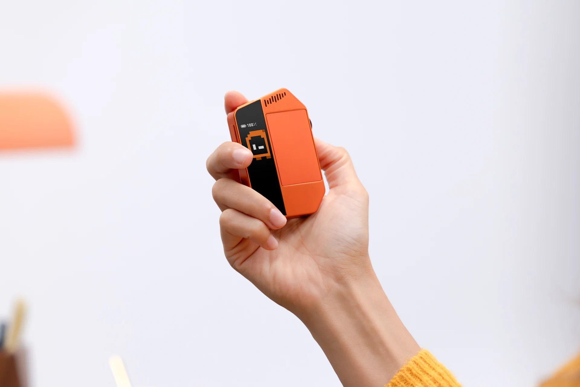 WhisPrompt 橙色主机的单手握持实拍 / Orange WhisPrompt held in one hand
